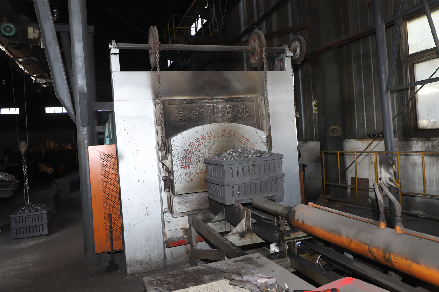 Push rod furnace for heat treatment