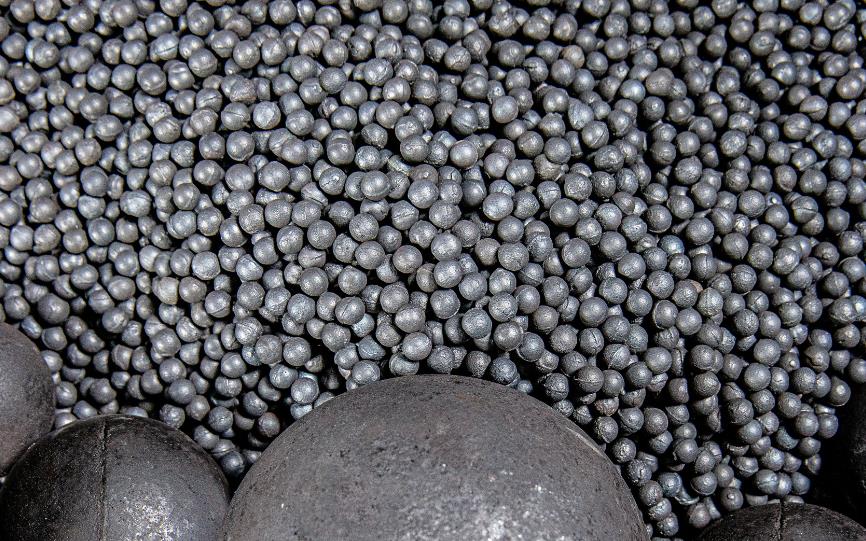 Why is it more efficient to use high chrome energy-saving grinding balls in large mining mills?